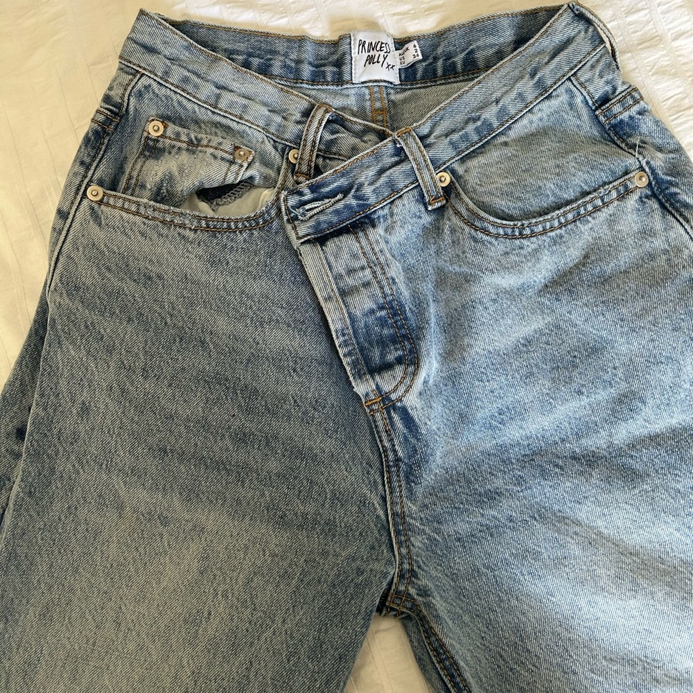 HOLLY ASYMMETRIC STRAIGHT LEG JEAN LIGHT WASH DENIM